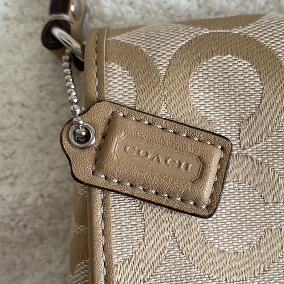 Coach convertible wristlet/clutch purse. - Picture 6 of 10